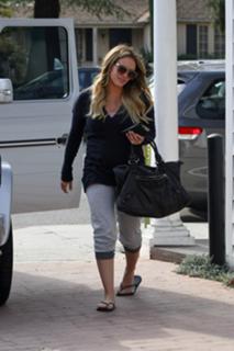 Hilary Duff feet photo thumbnail