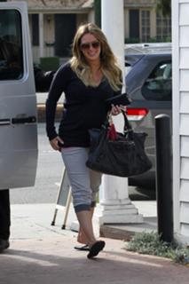 Hilary Duff feet photo thumbnail
