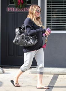 Hilary Duff feet photo thumbnail