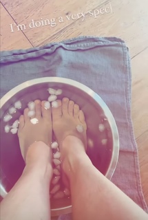 Julianne Hough feet photo thumbnail