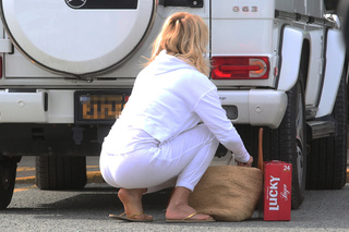 Pamela Anderson feet photo thumbnail