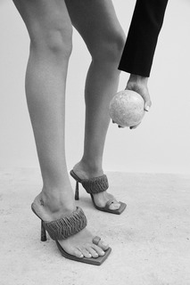 Rosie Huntington-Whiteley feet photo thumbnail