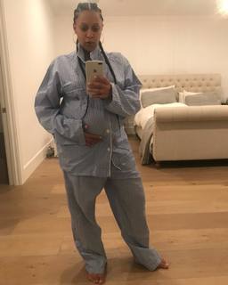 Tia Mowry feet photo thumbnail