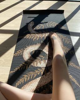 Dove Cameron feet photo thumbnail