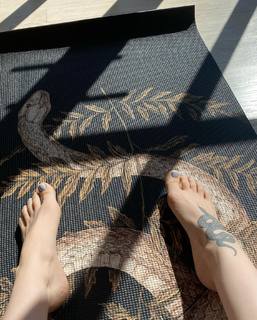 Dove Cameron feet photo thumbnail