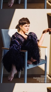 Selma Blair feet photo thumbnail