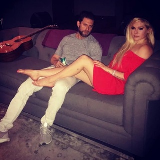 Avril Lavigne feet photo thumbnail
