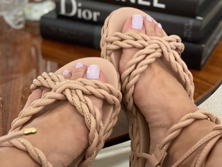 Cláudia Citroni feet photo thumbnail