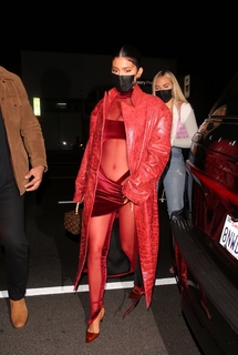 Kylie Jenner feet photo thumbnail