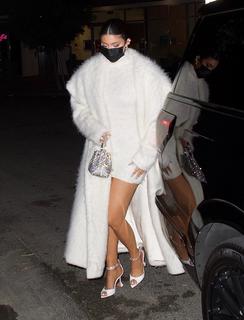 Kylie Jenner feet photo thumbnail