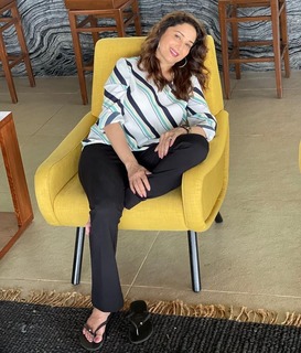 Madhuri Dixit feet photo thumbnail