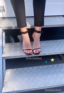 Elena Santarelli feet photo thumbnail