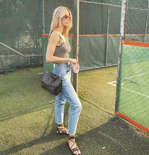 Elena Santarelli feet photo thumbnail
