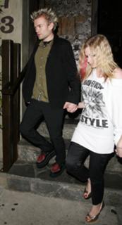 Avril Lavigne feet photo thumbnail