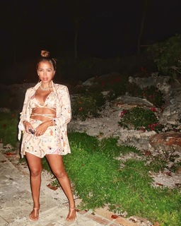 Anitta feet photo thumbnail
