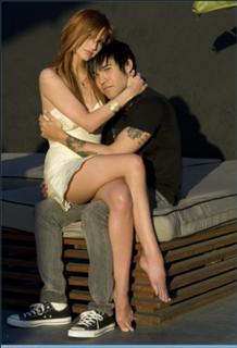 Ashlee Simpson feet photo thumbnail