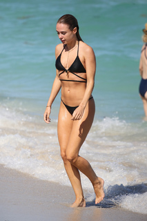 Kimberley Garner feet photo thumbnail