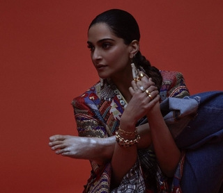 Sonam Kapoor feet photo thumbnail