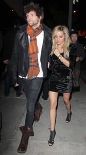 Ashley Tisdale feet photo thumbnail