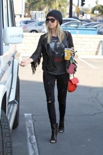 Ashley Tisdale feet photo thumbnail