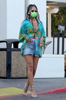 Rihanna feet photo thumbnail