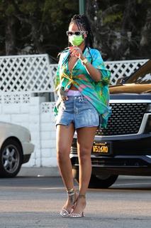 Rihanna feet photo thumbnail