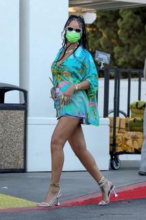 Rihanna feet photo thumbnail