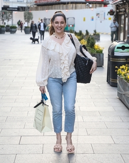 Kelly Brook feet photo thumbnail