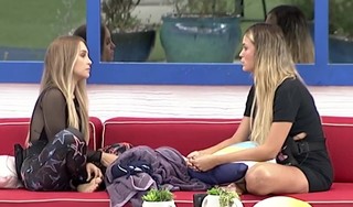 Carla Diaz feet photo thumbnail