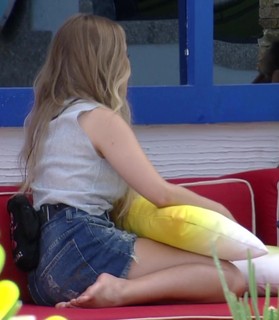 Carla Diaz feet photo thumbnail