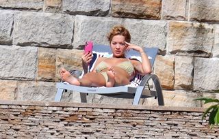 Rita Ora feet photo thumbnail
