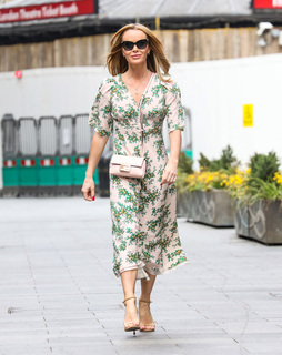 Amanda Holden feet photo thumbnail