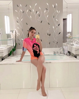 Isis Valverde feet photo thumbnail