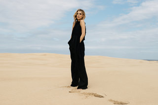 Delta Goodrem feet photo thumbnail