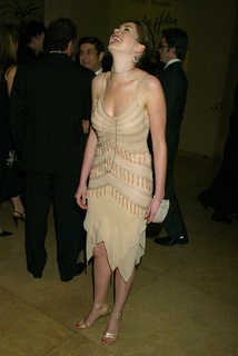 Anne Hathaway feet photo thumbnail