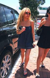 Lindsay Lohan feet photo thumbnail