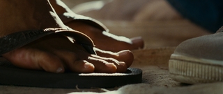 Halle Berry feet photo thumbnail