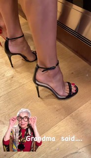 Brooke Burke feet photo thumbnail