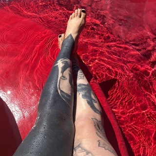 Katherine von Drachenberg feet photo thumbnail
