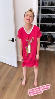 Kaley Cuoco feet photo thumbnail