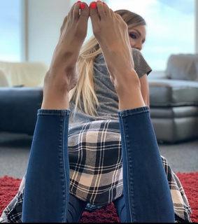 Kyle Unfug feet photo thumbnail