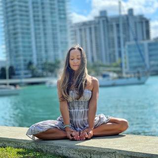 Kino MacGregor feet photo thumbnail