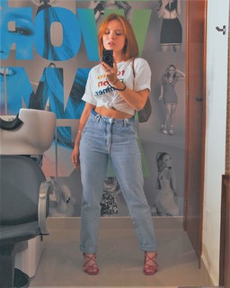 Larissa Manoela feet photo thumbnail