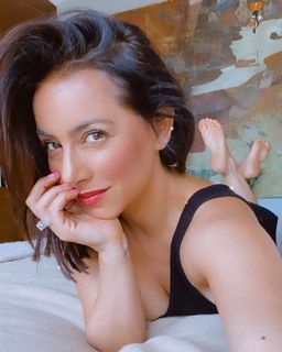 Claudia Lizaldi feet photo thumbnail