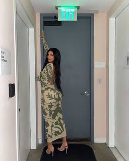 Kylie Jenner feet photo thumbnail