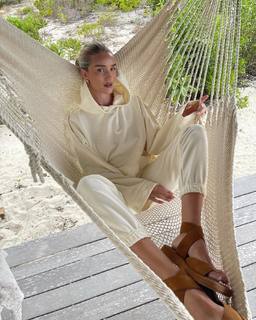 Rosie Huntington-Whiteley feet photo thumbnail