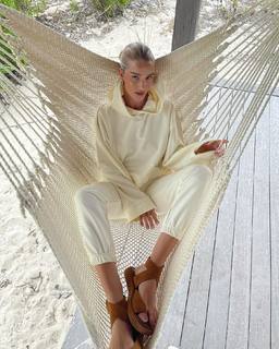 Rosie Huntington-Whiteley feet photo thumbnail