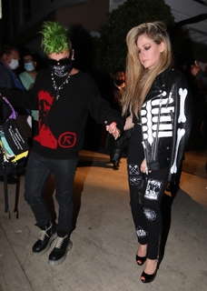 Avril Lavigne feet photo thumbnail