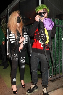 Avril Lavigne feet photo thumbnail