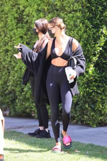 Hailey Bieber feet photo thumbnail